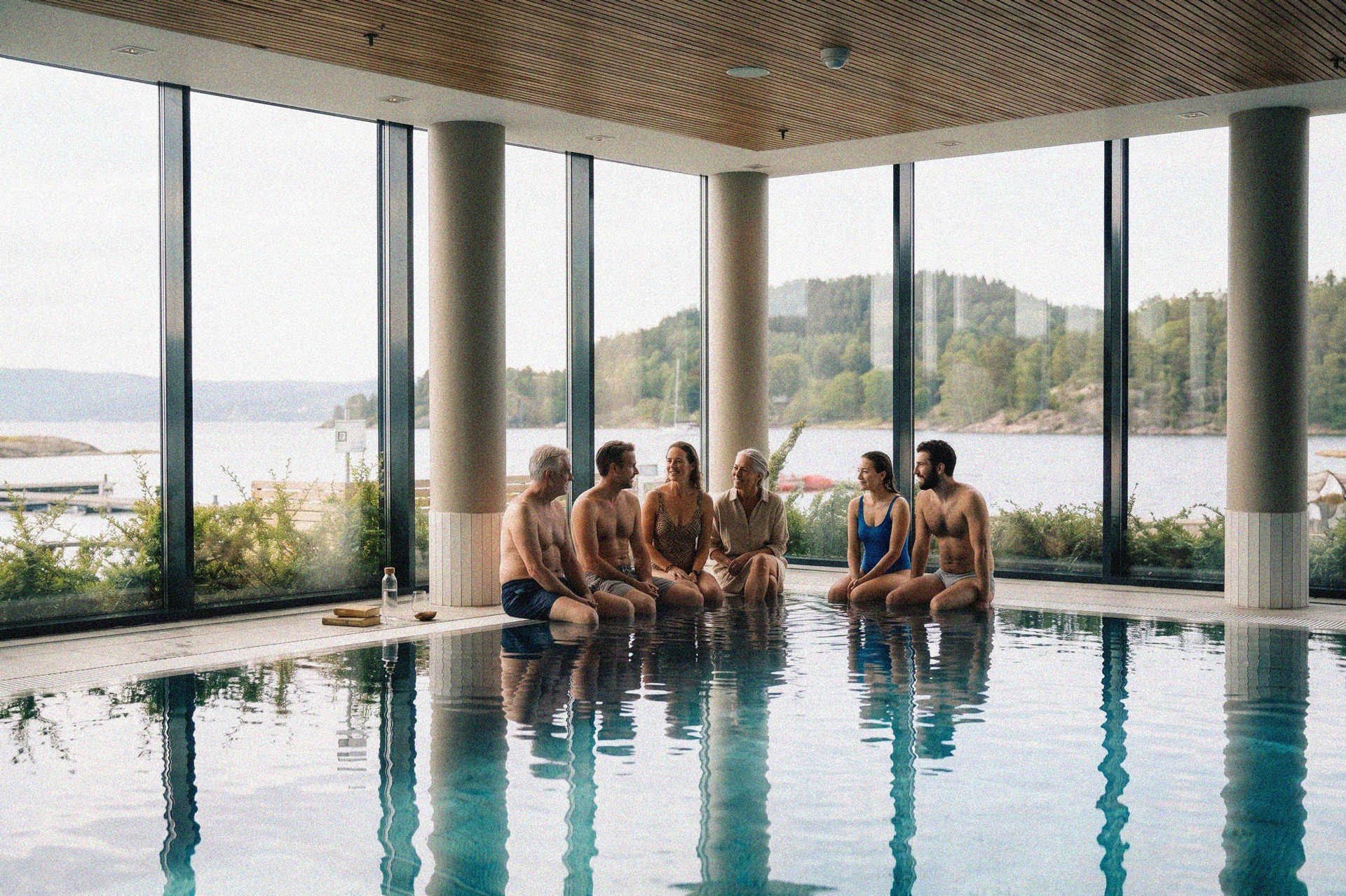 Gruppe ved Son Spa basseng med utsikt mot Oslofjorden