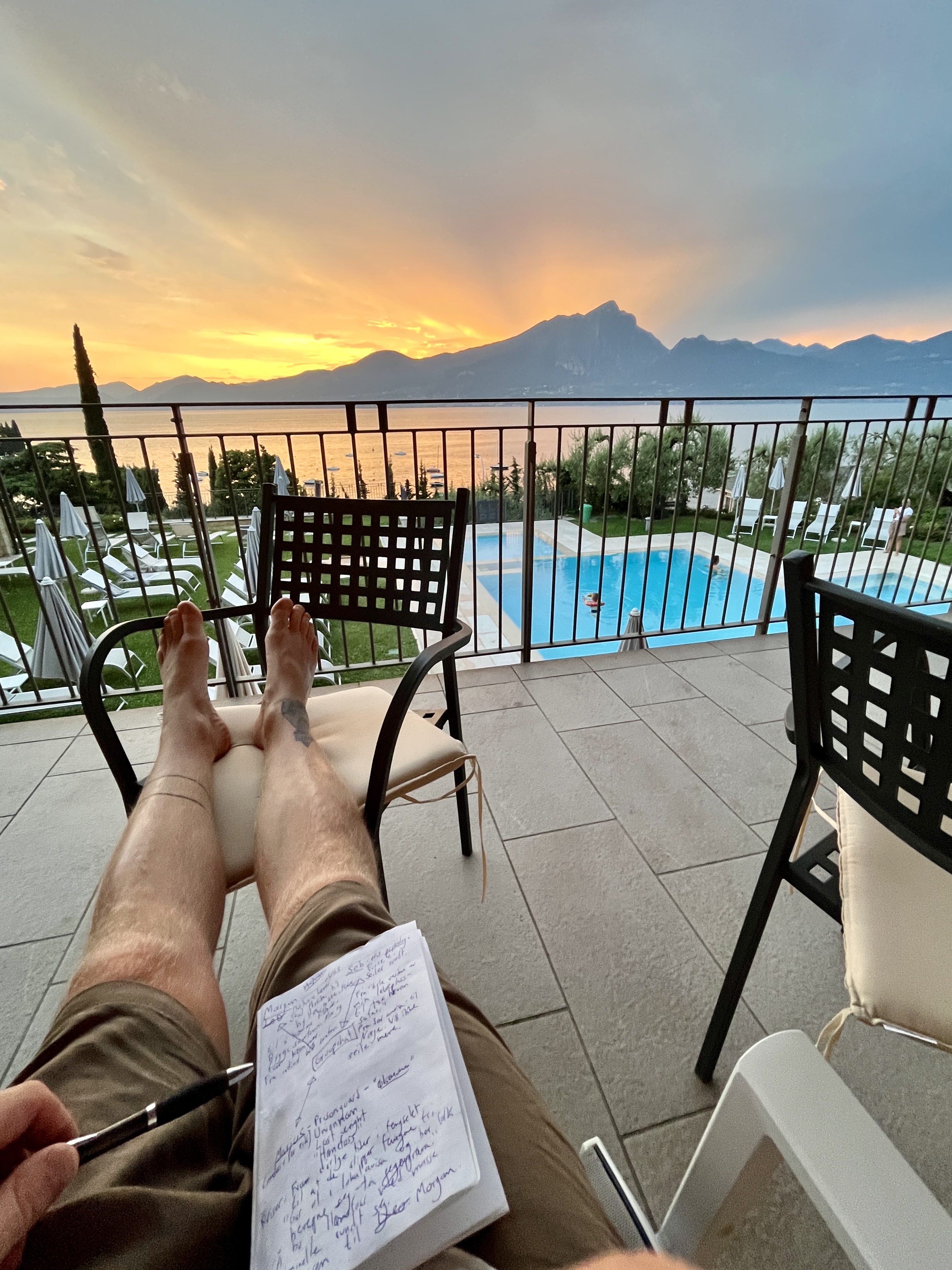 Jens på ferie ved Gardasjøen i Italia, med utsikt over vann og fjell i solnedgang