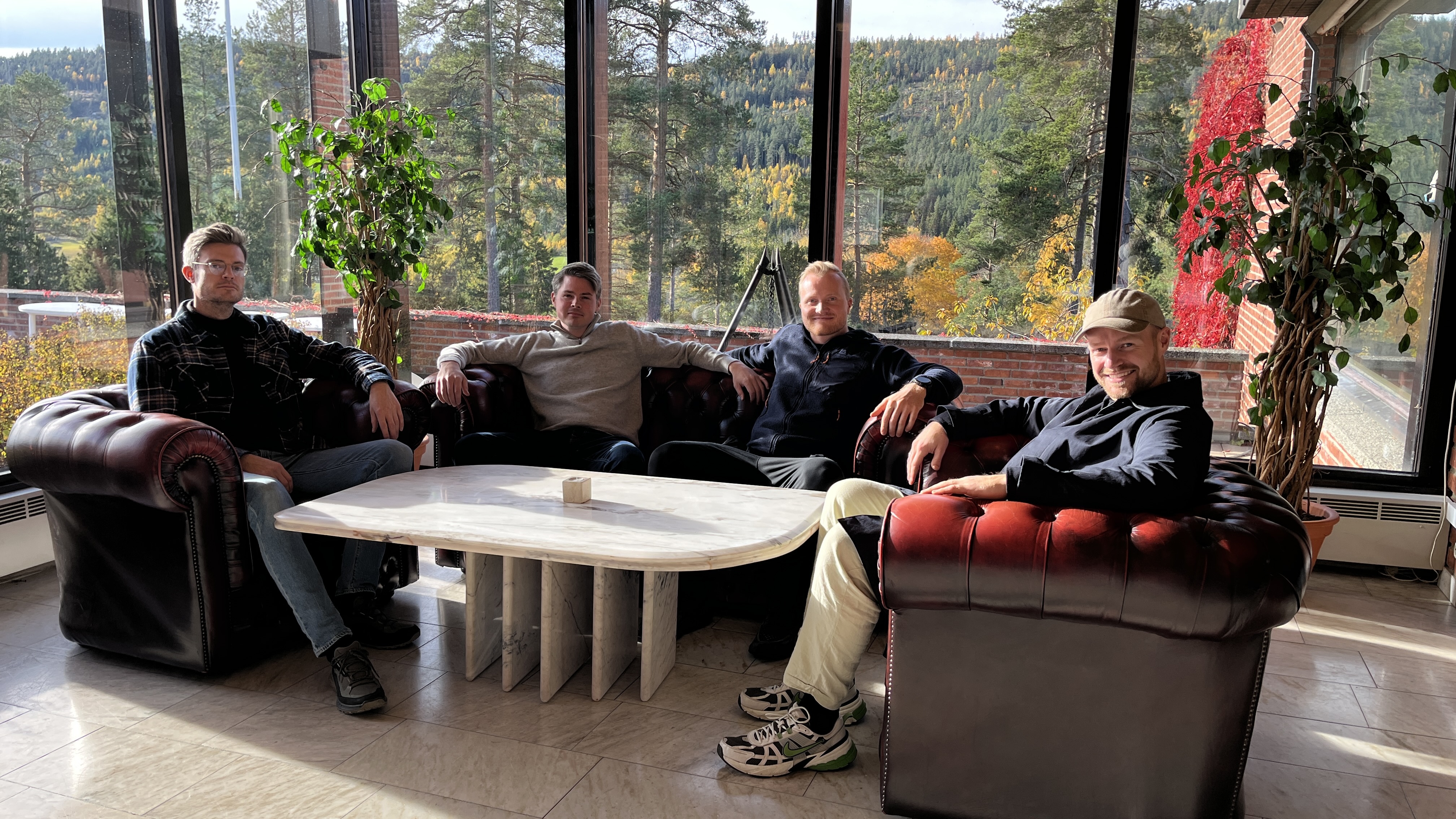 Jens på meditasjonsretreat med Klarlinje, personer i godstoler med utsikt til høstskog